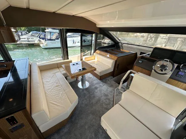  Yacht Photos Pics Sealine F530 - Saloon