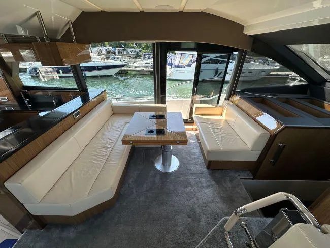  Yacht Photos Pics Sealine F530 - Saloon