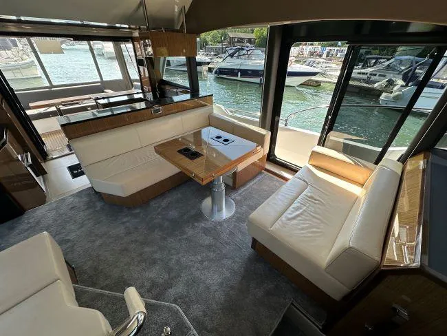  Yacht Photos Pics Sealine F530 - Saloon