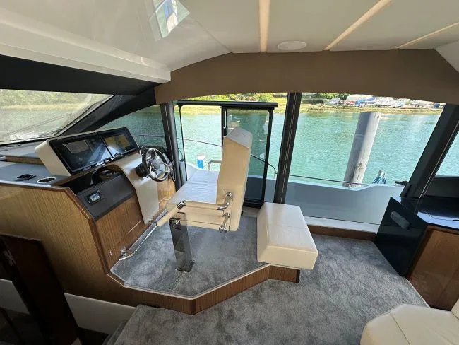  Yacht Photos Pics Sealine F530 - Lower helm