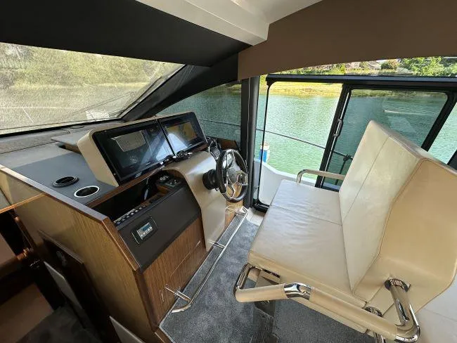  Yacht Photos Pics Sealine F530 - Lower helm