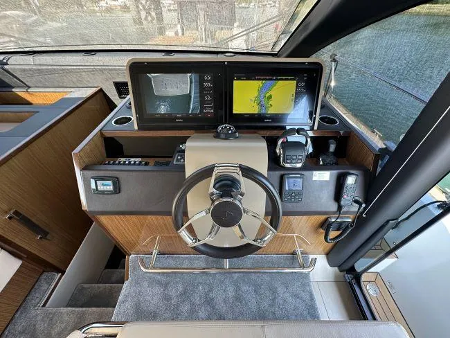  Yacht Photos Pics Sealine F530 - Lower helm dash
