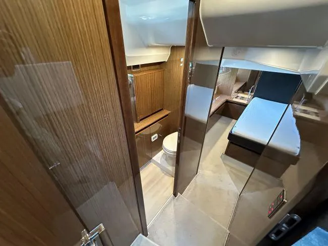  Yacht Photos Pics Sealine F530 - Master mid cabin