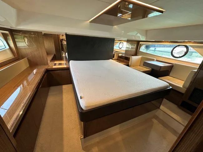  Yacht Photos Pics Sealine F530 - Master mid cabin