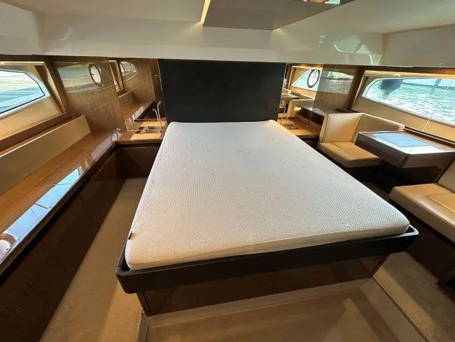  Yacht Photos Pics Sealine F530 - Master mid cabin