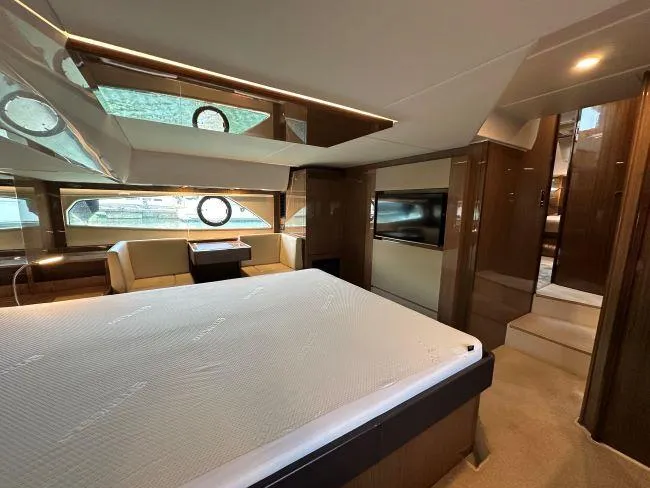  Yacht Photos Pics Sealine F530 - Master mid cabin