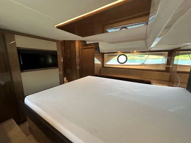  Yacht Photos Pics Sealine F530 - Master mid cabin