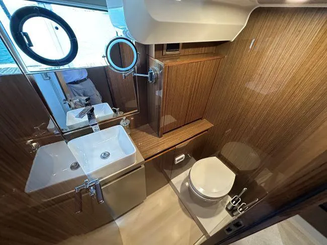  Yacht Photos Pics Sealine F530 - Master mid cabin en-suite