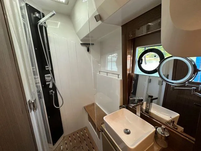  Yacht Photos Pics Sealine F530 - Master mid cabin en-suite