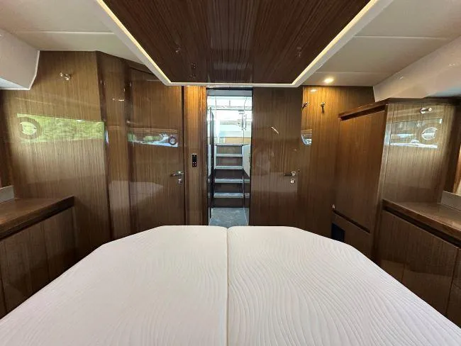  Yacht Photos Pics Sealine F530 - Guest VIP fore cabin