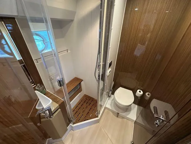  Yacht Photos Pics Sealine F530 - Guest VIP fore cabin en-suite access to day head