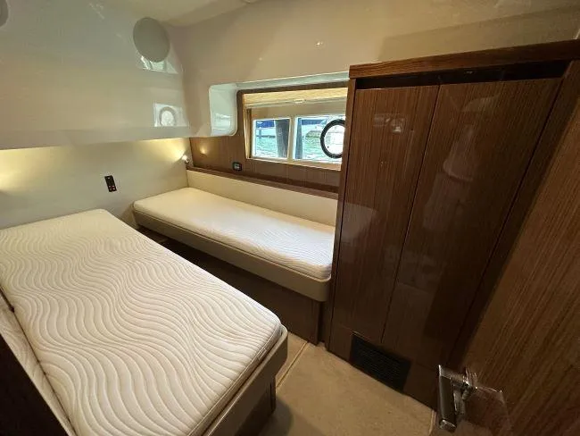  Yacht Photos Pics Sealine F530 - Guest side twin cabin