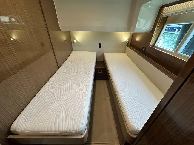  Yacht Photos Pics Sealine F530 - Guest side twin cabin