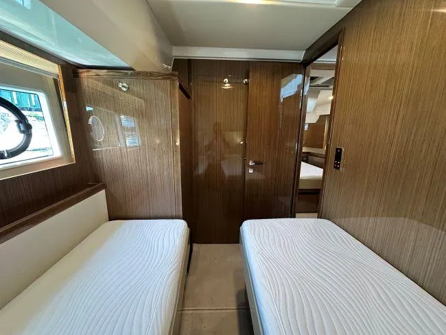  Yacht Photos Pics Sealine F530 - Guest side twin cabin