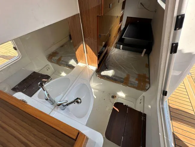  Yacht Photos Pics Sealine F530 - Aft single crew cabin or storage