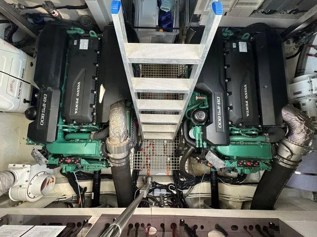  Yacht Photos Pics Sealine F530 - Engines