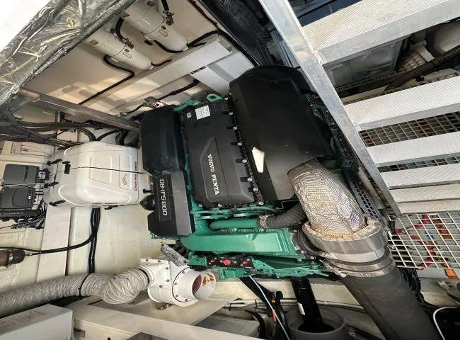  Yacht Photos Pics Sealine F530 - Engine port