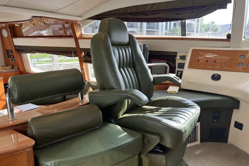  Yacht Photos Pics Lower Captain's Chair & Companion Seating