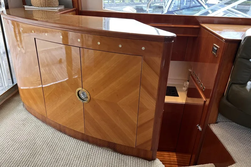  Yacht Photos Pics Salon Bar (immediately to port)