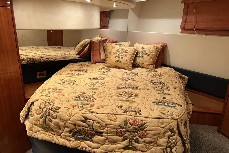  Yacht Photos Pics VIP Stateroom's Queen Bed