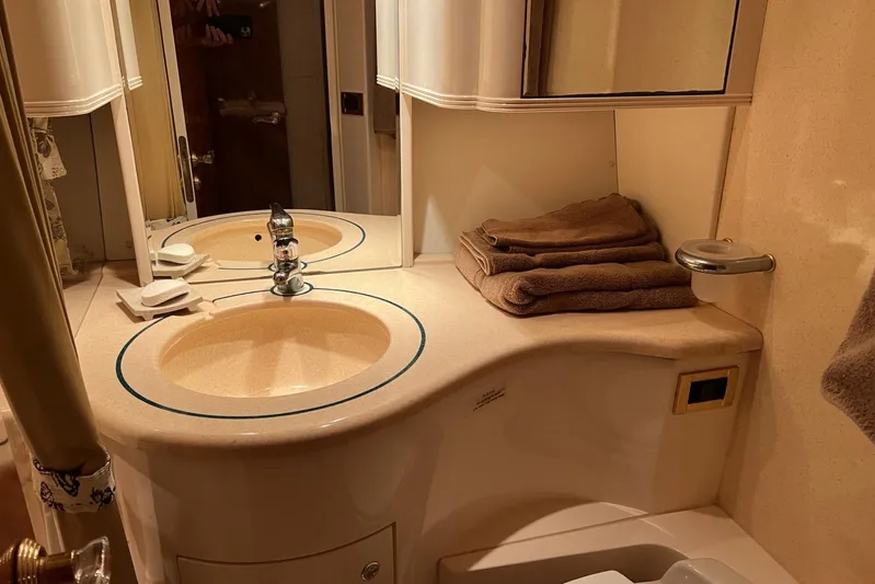  Yacht Photos Pics Guest Head