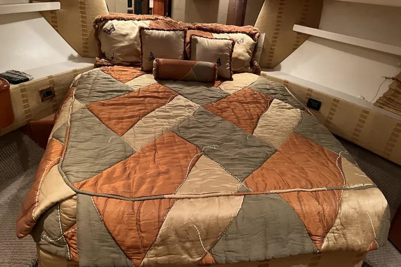  Yacht Photos Pics Master's Queen-Size Bed