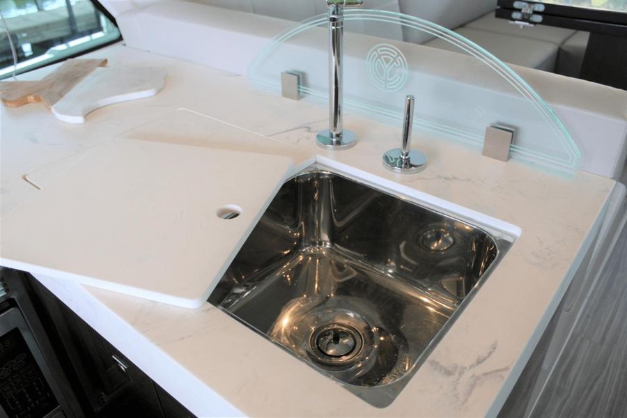 2021 Cruisers Yachts 54 Cantius