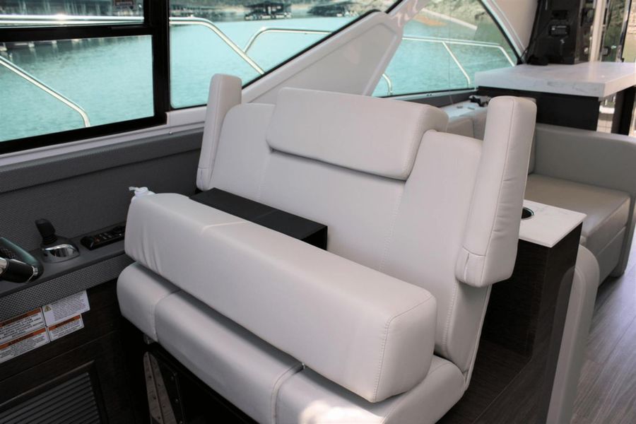 2021 Cruisers Yachts 54 Cantius