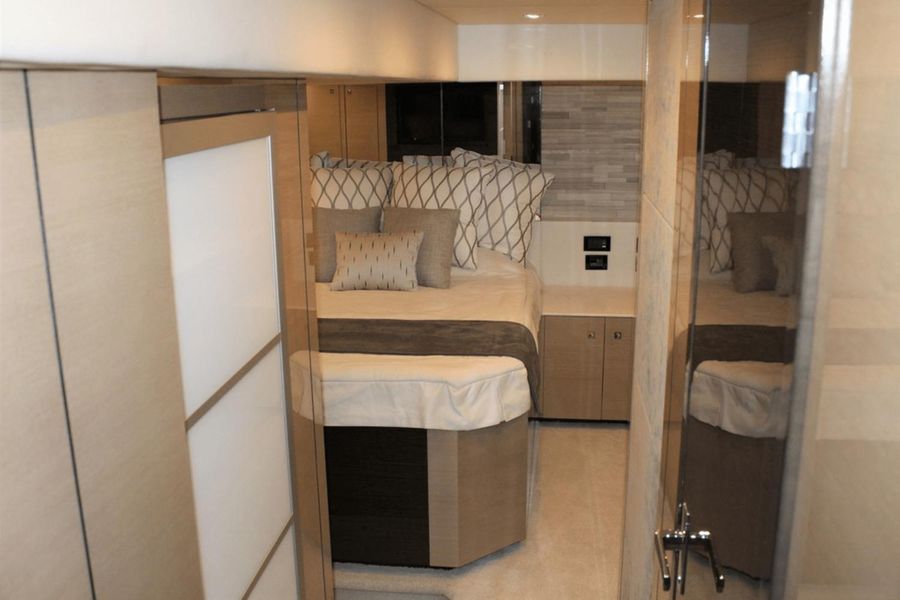 2021 Cruisers Yachts 54 Cantius