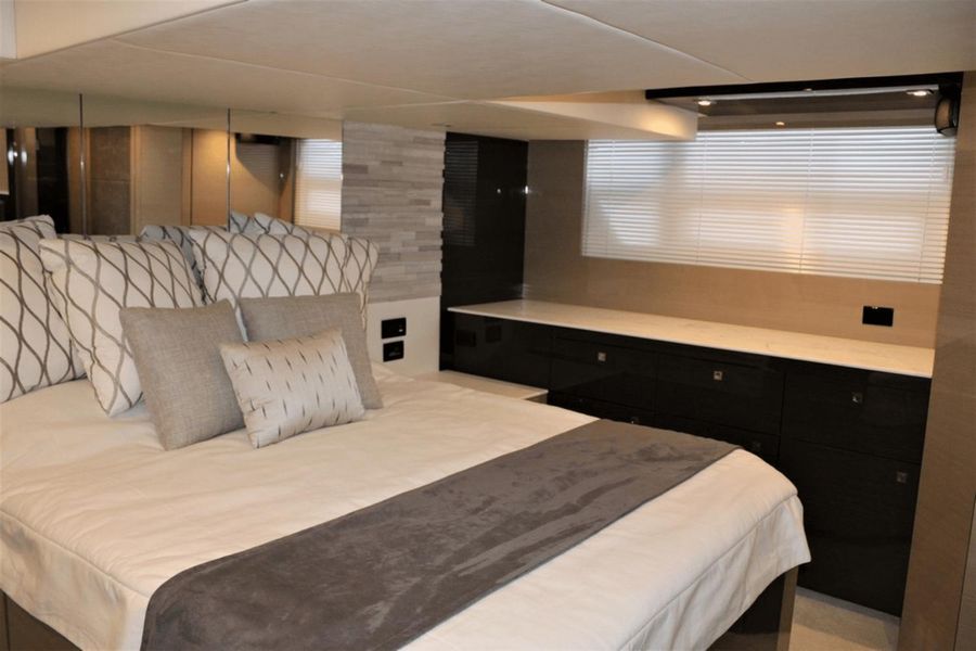 2021 Cruisers Yachts 54 Cantius