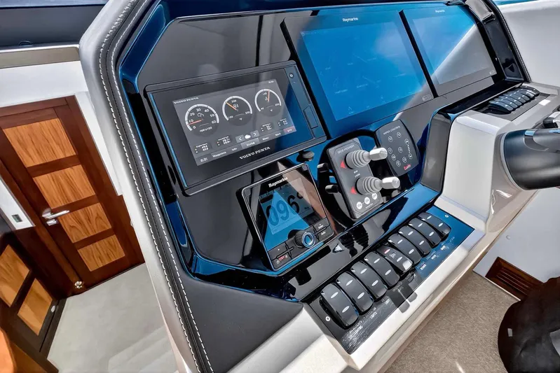 Mangogo Yacht Photos Pics Control panel of 2021 Galeon 500 Fly yacht with advanced navigation displays and controls.