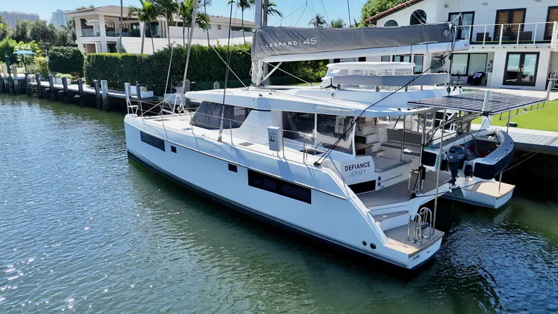 Defiance Yacht Photos Pics 