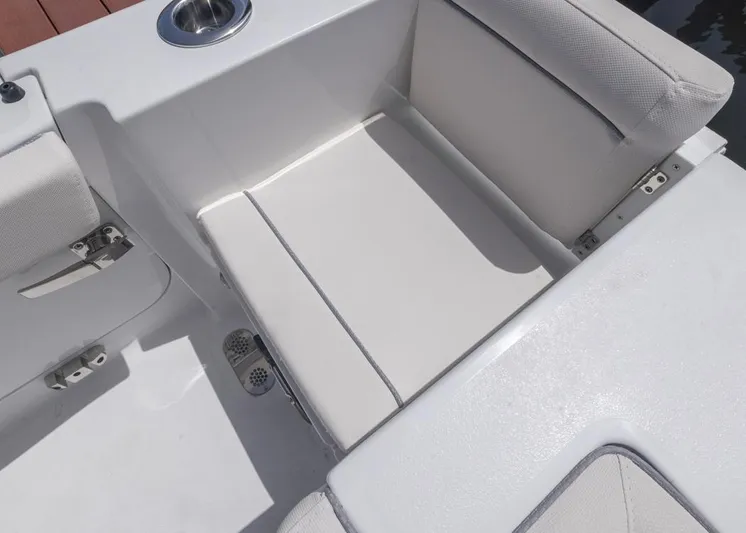  Yacht Photos Pics 2026 Sea Hunt Gamefish 27 Forward Seating, featuring comfortable white cushioned seating area.