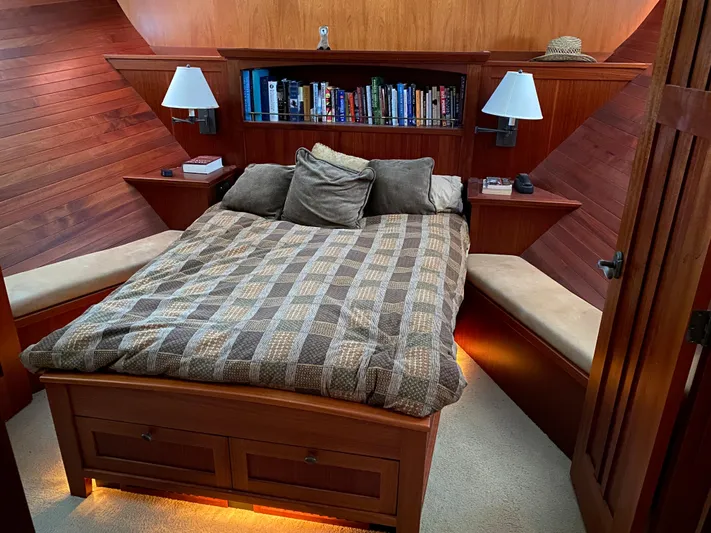 Meander Yacht Photos Pics Cozy cabin bedroom in 2003 Northern Marine Pilothouse Trawler.