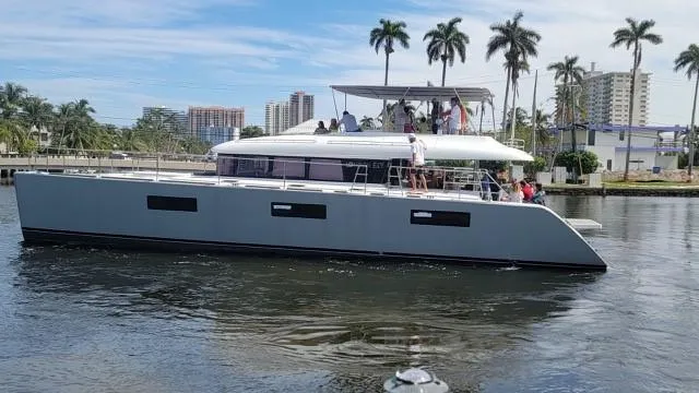 London Sky Yacht Photos Pics 