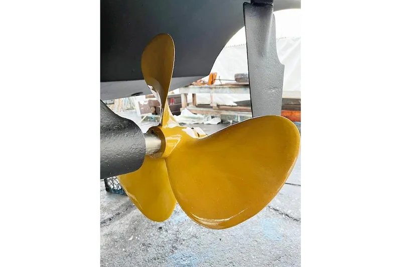 Sparrow Yacht Photos Pics Propeller of 1995 Tiara Yachts 4000 Express, featuring a polished yellow finish.