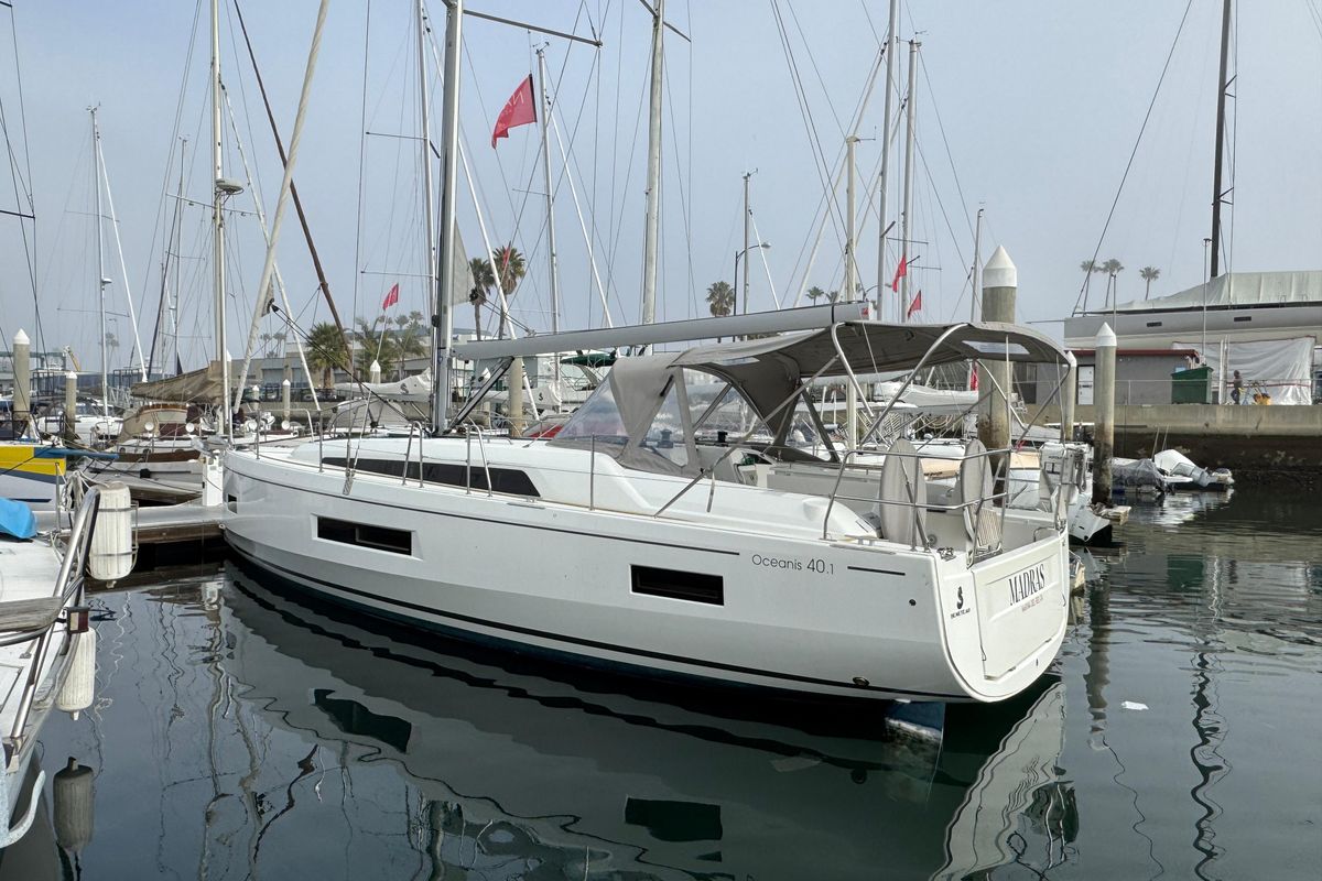 2022 Beneteau 42 