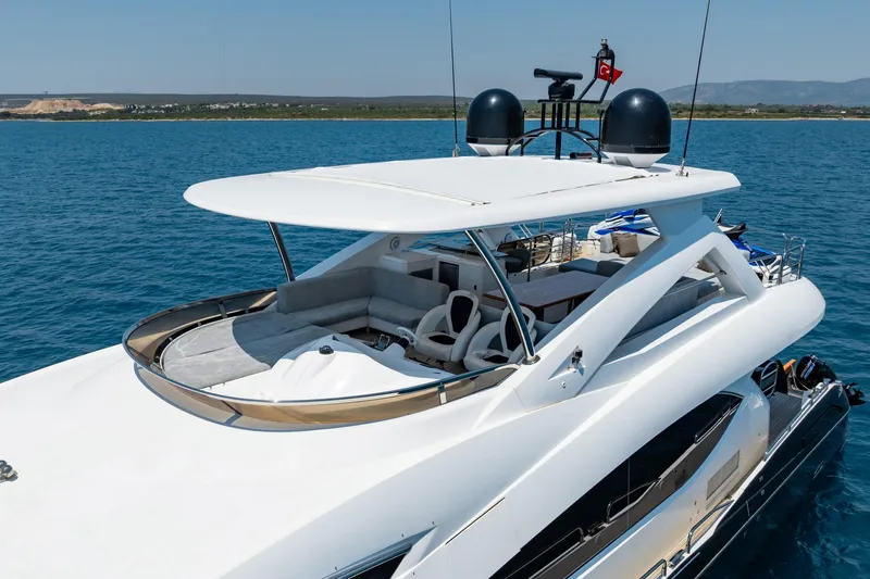 Mello Yacht Photos Pics 2008 Sunseeker 86 Yacht on blue ocean, featuring spacious deck and modern design.