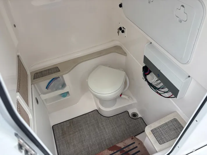  Yacht Photos Pics 2022 EVERGLADES 273 CC - Image 32