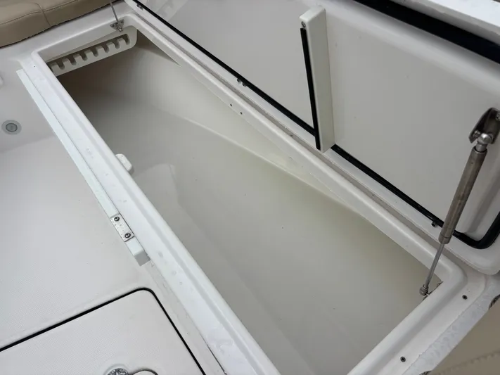  Yacht Photos Pics 2022 EVERGLADES 273 CC - Image 30