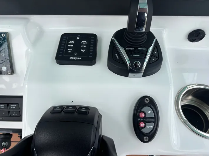  Yacht Photos Pics 2022 EVERGLADES 273 CC - Image 22