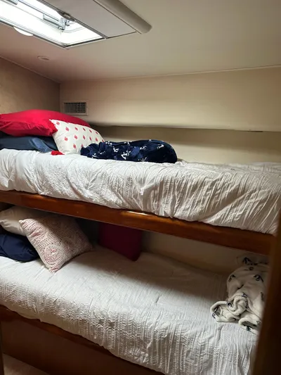 A2z's Yacht Photos Pics Cozy bunk beds in a 1999 Viking 55 Convertible yacht cabin.