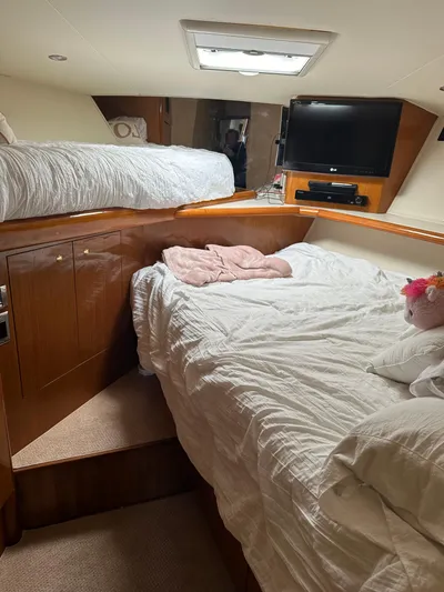A2z's Yacht Photos Pics Cozy bedroom in 1999 Viking 55 Convertible yacht with twin beds and TV.