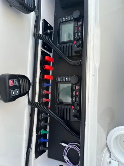 A2z's Yacht Photos Pics Viking 55 Convertible 1999 boat radio and control panel with microphones.