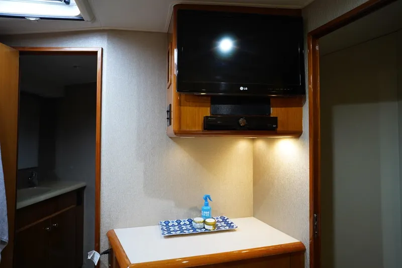 A2z's Yacht Photos Pics Interior of 1999 Viking 55 Convertible yacht with TV and countertop accessories.