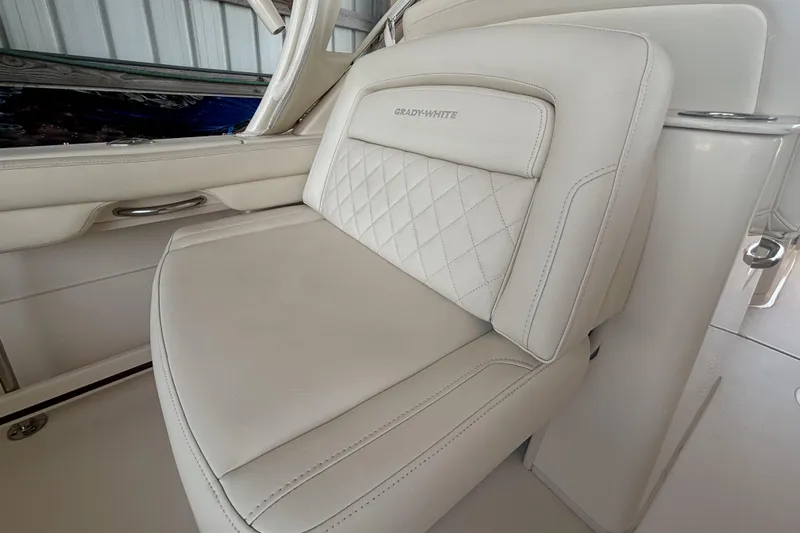 325-708 Brokerage Josh Yacht Photos Pics 2021 Grady-White Freedom 325 boat seat with white leather upholstery and diamond stitching.