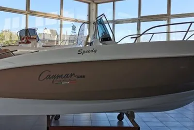 2025 Cayman Yachts 585