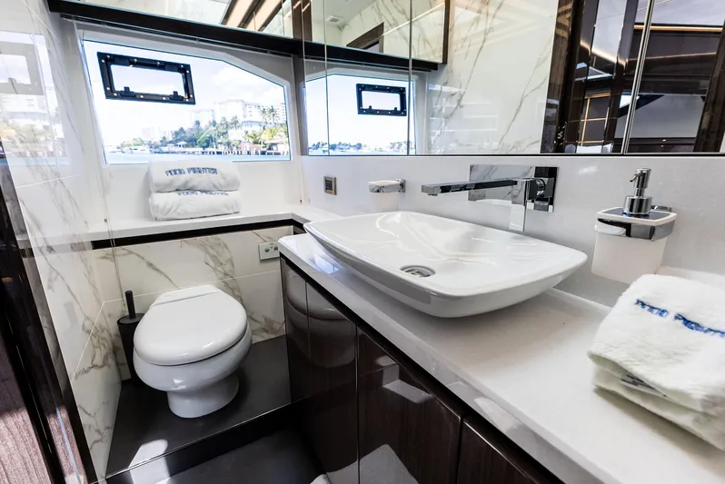 Food Fighter Yacht Photos Pics 2023 Galeon 640 Flybridge- FOOD FIGHTER- Forward VIP Head