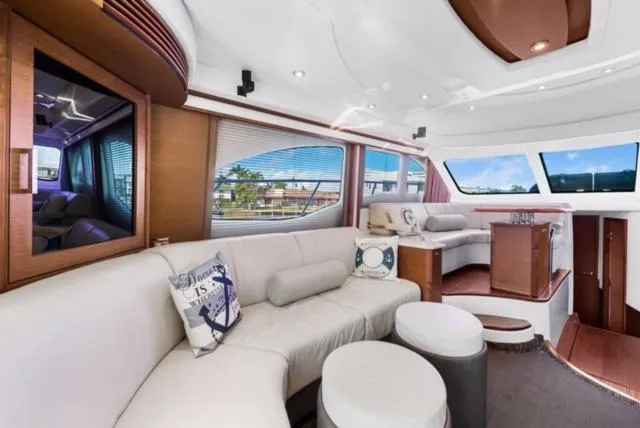 Exodus Yacht Photos Pics Sea Ray 52 - Salon seating