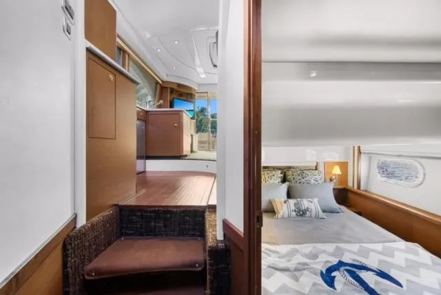 Exodus Yacht Photos Pics Sea Ray 52 - Companionway